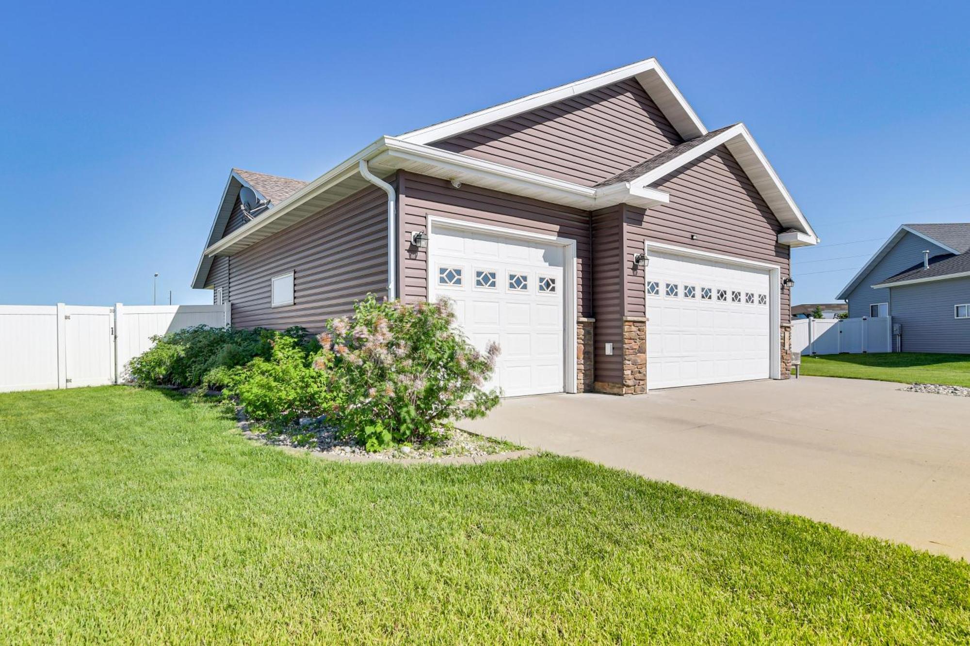 Spacious Fargo Family Home With Fenced Backyard! 外观 照片